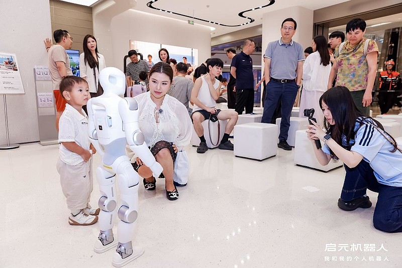 启元机器人发布会新品登场,启元 Q1、T1 亮相杭城,解锁全新人机交互体验-锋巢网
